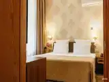 Сьюит без балкона вид на парковую зону, горы, частично на дорогу. Главный корпус