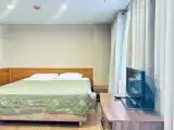 Трехместный номер с широкой кроватью и диваном категории "Стандарт"