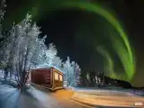 Домик на берегу озера