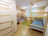 Кровать в 6-местном общем мужском номере НИЖНИЕ