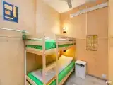 Двухместный номер эконом-класса с двухъярусной кроватью с общей ванной без окна