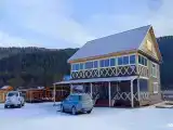Коттедж с балконом и с красивым видом из окна