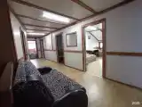 дом с 4мя спальнями, все кровати в спальнях раздельные. Имеется кухня и две туалетных комнаты с душевыми. всего может с комфортам разместиться 14 человек