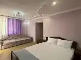 Четырёхместный номер  балконом с двуспальной кроватью и диваном
