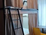 Кровать в общем номере (женский номер) с видом на город