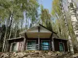 Четырехместный коттедж на берегу залива с двумя диванами и большой кроватью