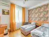 Двухместный номер Standard с балконом и с красивым видом из окна (2 отдельные кровати)