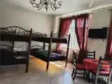 Кровать в 8-местном общем номере