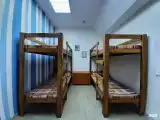 Кровать в общем номере с красивым видом из окна