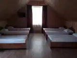Деревянный коттедж  с односпальными кроватями на 10 мест