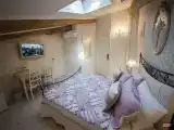 Небольшой двухместный номер с одной кроватью