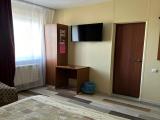 Трехместный номер с двуспальной и односпальной кроватями