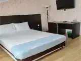 Трёхместный номер с 1 двуспальной кроватью и 1 односпальной кроватью