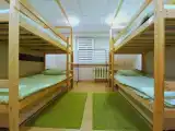 Кровать в 4-местном общем мужском номере НИЖНИЕ