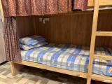 Кровать в 8-местном общем смешанном номере город верхнее