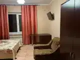 Трехместный стандарт с двуспальной кроватью и креслом