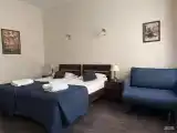 Номер повышенной комфортности с  двумя односпальными кроватями, душевой кабиной и видом на задний дворик отеля