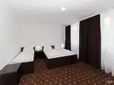 СТАНДАРТ УЛУЧШЕННЫЙ ТРЕХМЕСТНЫЙ С ОДНОЙ ДВУХСПАЛЬНОЙ КРОВАТЬЮ И ОДНОЙ ОДНОСПАЛЬНОЙ КРОВАТЬЮ