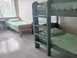 Кровать в общем номере с красивым видом из окна