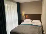 Однокомнатный номер с диваном и балконом