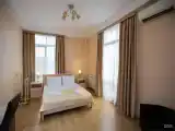 Улучшенный двухместный номер с одной двухспальной кроватью