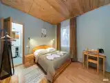 Двухместный номер с одной большой кроватью и диваном