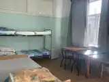 Кровать в общем номере с красивым видом из окна