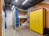 Кровать в 8-и местном общем номере повышенной комфортности