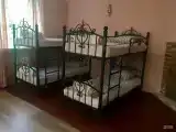 Кровать в общем номере с балконом и с красивым видом из окна