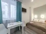 С окном красные стены