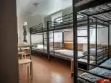 Кровать в общем номере (женский номер) с красивым видом из окна