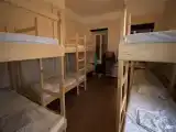 Кровать в общем номере с красивым видом из окна