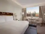 Клубный номер с видом на Красную площадь с одной кроватью King и доступом в The Carlton Club