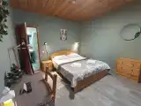 Двухместный номер с одной большой кроватью и диваном
