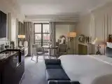Клубный номер с видом на башни Кремля с одной кроватью King и доступом в The Carlton Club