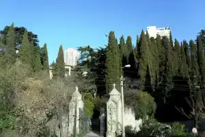 Дом с парковкой и отдельным  двором, Ялта