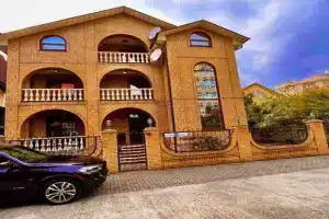 Дом на Набережной, Адлер