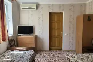 Студия у моря, Алупка