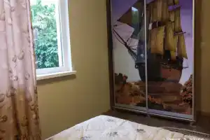 Дом с двумя спальнями и большой беседкой. До 4х человек.