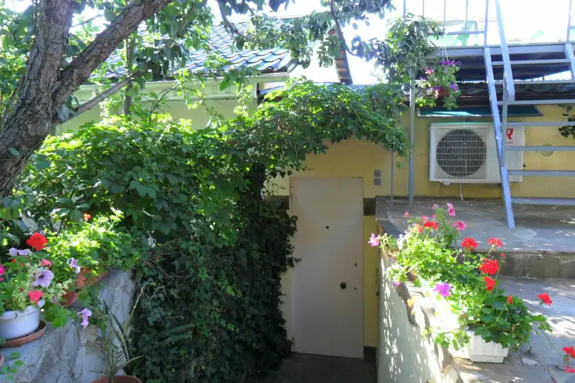 1 км.кв. в частн секторе Алупки - 7