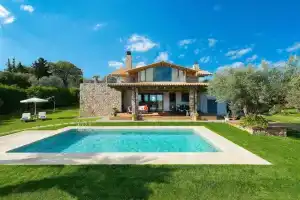 Blue & Green Villa, Коскину