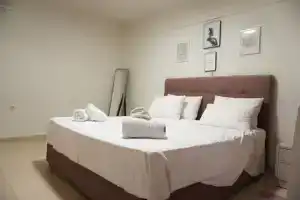 Theo & Ms Luxurious Apt, Кос