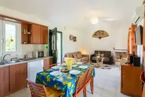 Villa Melissa Large Private Pool Walk to Beach Sea Views A C Wifi Car Not Required - 1926, Кателиос