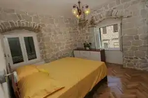 Modern apt in the Stone House in the Very Center, Кастель Стари