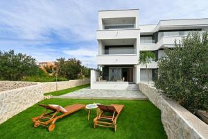Imperial Apartment with Private Pool, Новаля