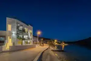 Beachfront Villa Seashell with Pool, Винишхе