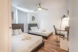 Modest 4BedR Apt 5mins to ParcLaFontaine, Монреаль