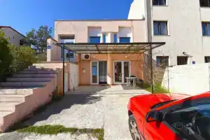 Apartment 1562, Пула