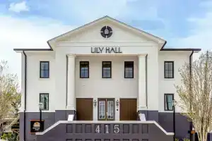 Lily Hall, Пенсакола
