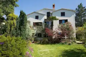 Spacious Apartment With Terrace, Near the Beach, Малинска